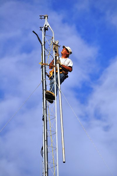 Bob-K4NBC Attaching the Gin Pole 01.jpg